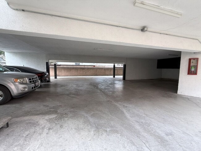 Building Photo - 525 Fischer, 1