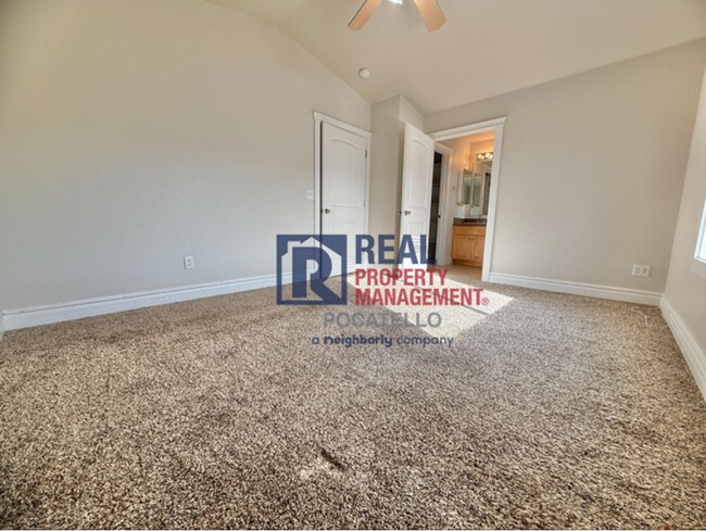 Building Photo - 3 bed 2.5 bath 2 car garage house - pets negotiable