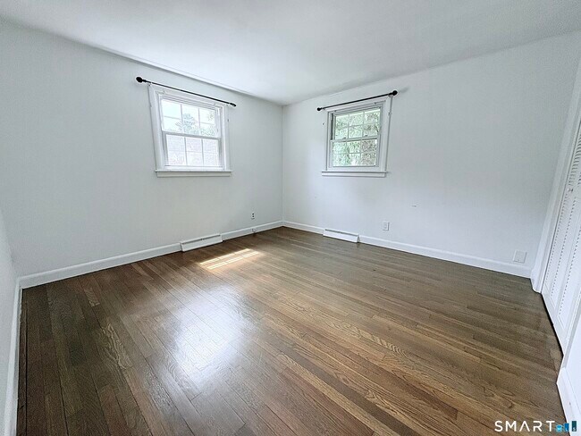 Building Photo - 43 Meadowbrook Rd