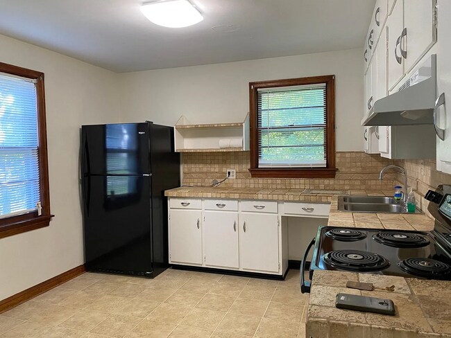 Building Photo - Charming 2 Bed / 1 Bath Cape Cod in Camp Taylor