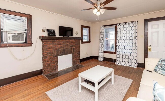 Building Photo - 3 bedroom, 1 bathroom East Campus House