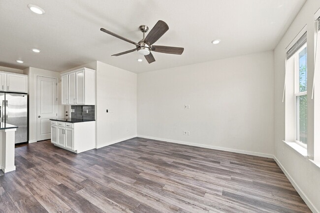 Building Photo - $2,995.95-3-Bed, 2.5-Bath Updated Townhouse in Broomfield!