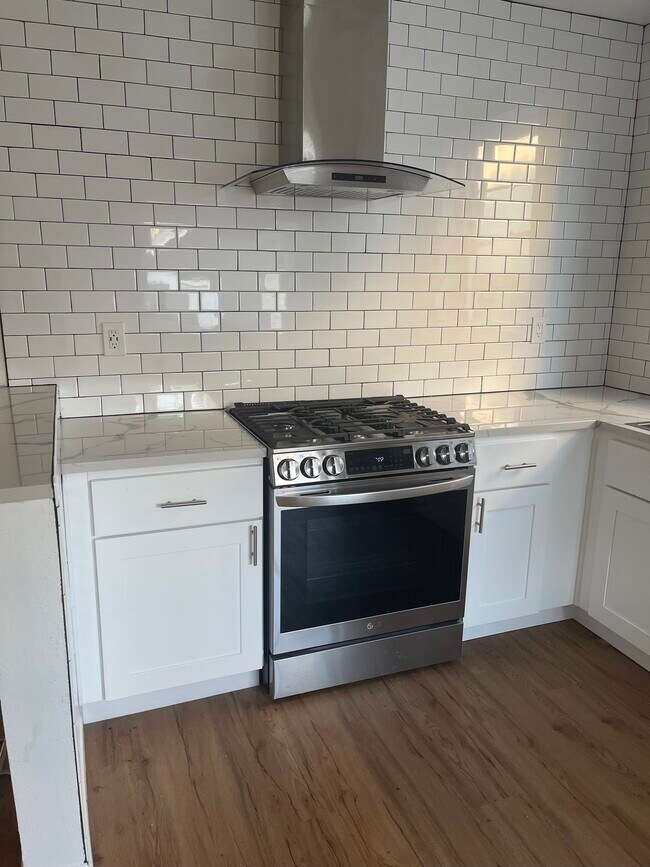 Kitchen - 826 E Elmwood Ave