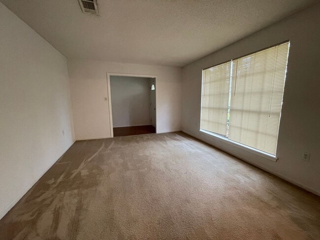 Building Photo - Spacious Home in Country Club Estates
