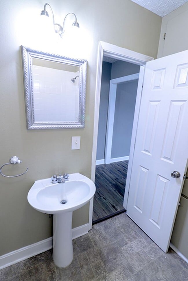 Building Photo - Newly Renovated 2 Bedroom Ranch