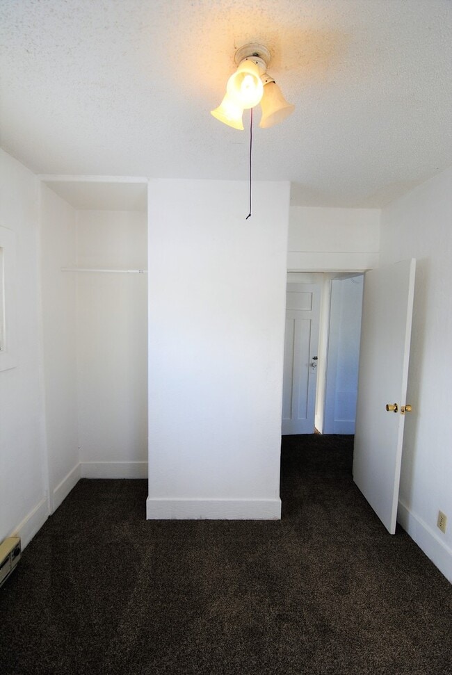 Building Photo - Rare 1 Bedroom House for Rent!