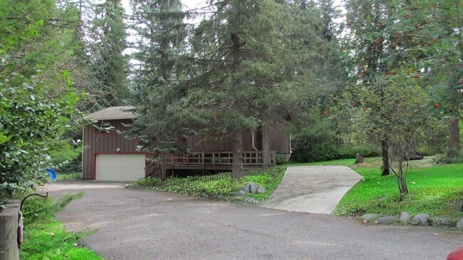 Building Photo - Charming Whitefish Home