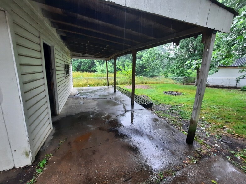 carport - 7005 John Adams Way