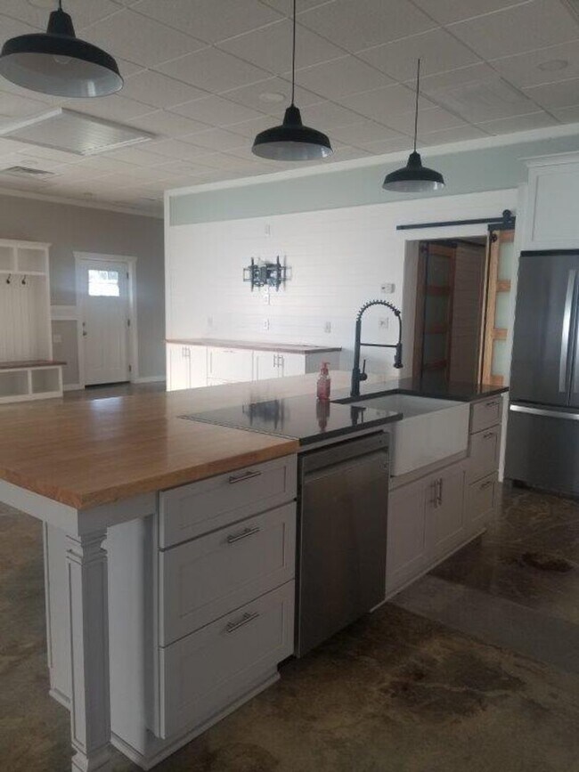 Building Photo - 6047 Wayne Memorial Dr