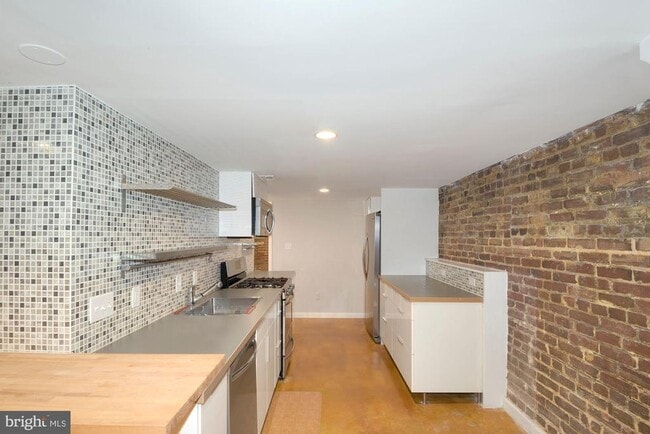 Building Photo - 2721 Ontario Rd NW