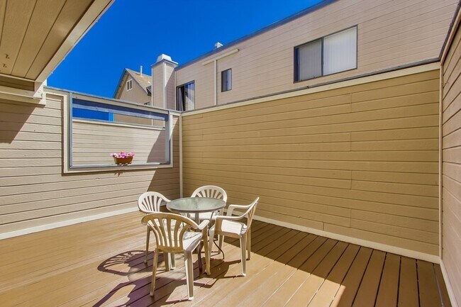 Building Photo - Spacious Townhome in University City for Rent!