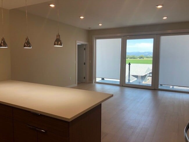 Building Photo - Beautiful Talbach House Condo!