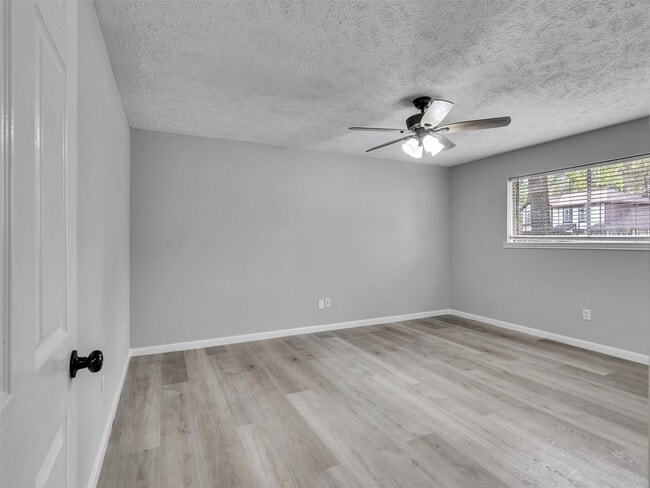 Building Photo - 3202 Lakehaven Dr