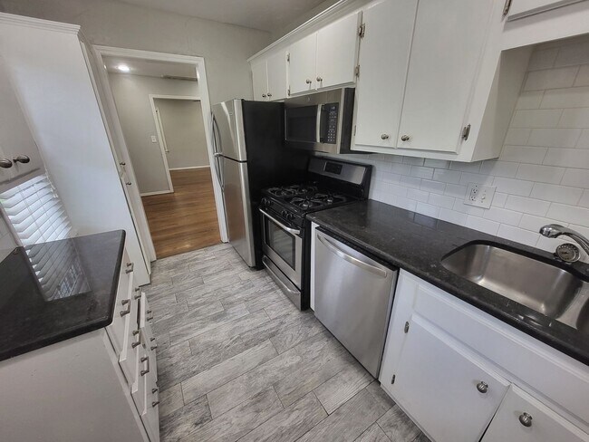 Building Photo - Remodeled 2 bedroom, 1 bathroom house in Capitol View neighborhood Edmond, OK with washer and dry...