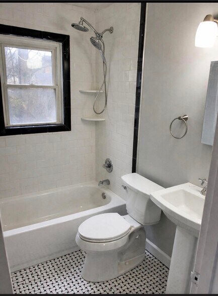 Building Photo - 1736 Deerwood Ave