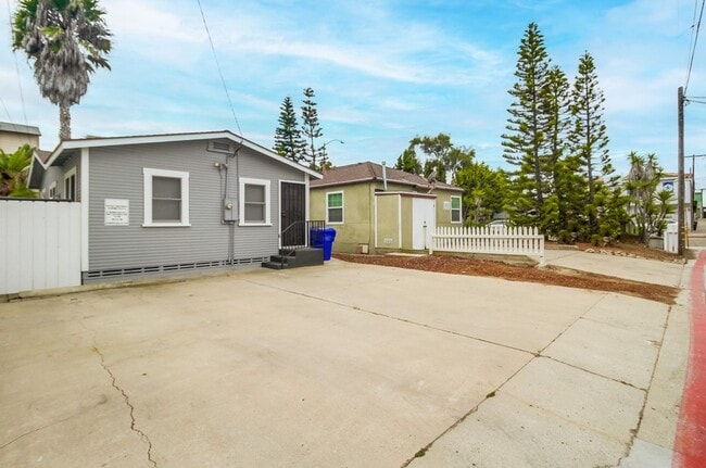 Building Photo - Price drop! Cozy Home Between Mission Beach and Mission Bay with Parking and Rooftop Deck!