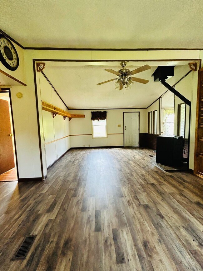Building Photo - Country 3 Bed / 2 Bath Home for RENT