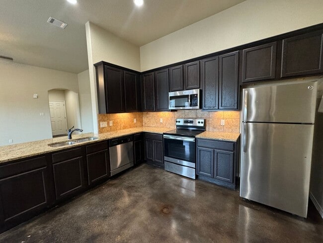 Building Photo - Beautiful 3x2 Duplex in New Braunfels, TX!