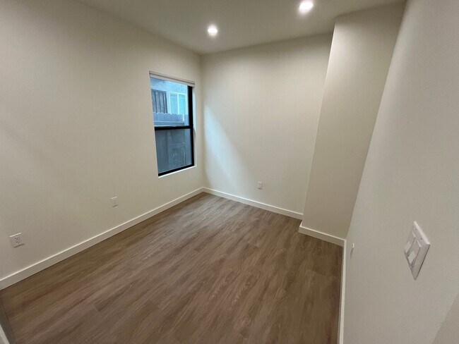 Building Photo - Newly Remodeled 2 Bed 1 Bath Unit in PB
