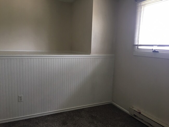 Building Photo - 3 Bedroom, 2 Bathroom Duplex- 5 minute wal...