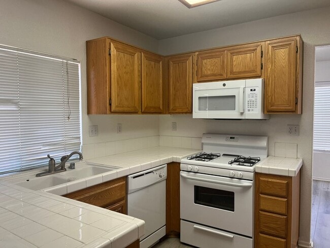 Building Photo - 3 bedroom 2 bathroom Home available in Vic...