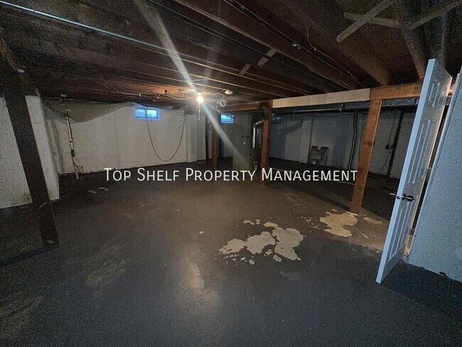 Building Photo - 2427 Welbeck Rd