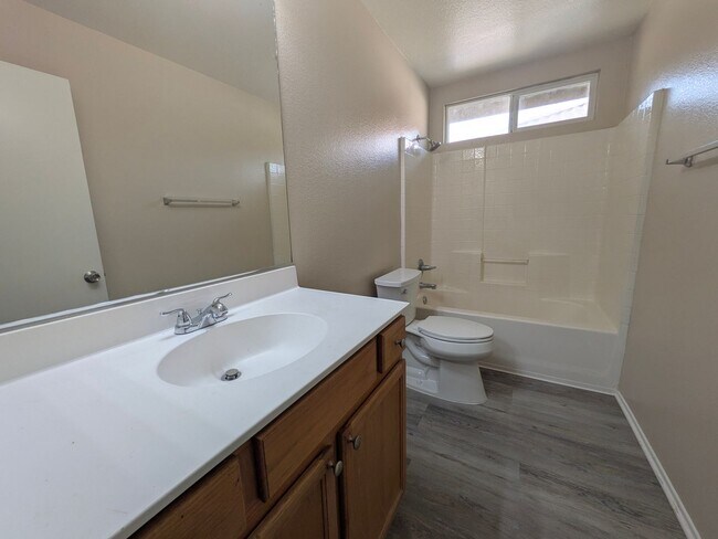 Building Photo - Beautiful 3 bedroom home