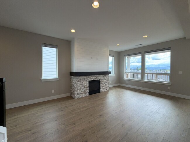 Building Photo - 12425 SW Silvertip St