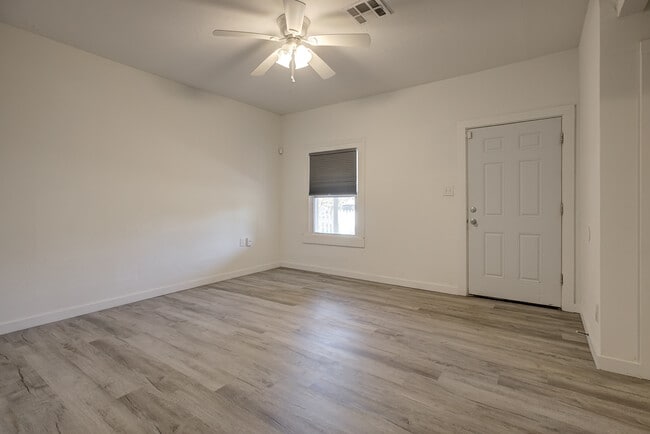 Building Photo - 404 N Findlay Ave