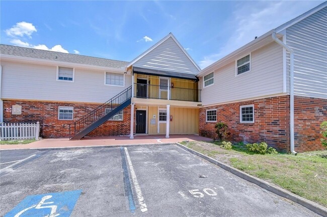 Building Photo - 200 Country Club Dr