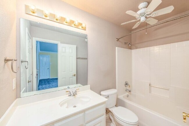 Building Photo - Lovely home nestled in south Arlington