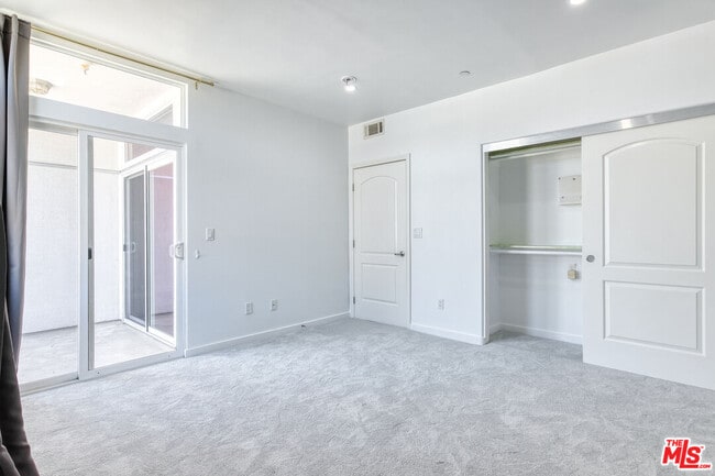 Building Photo - 401 N Serrano Ave