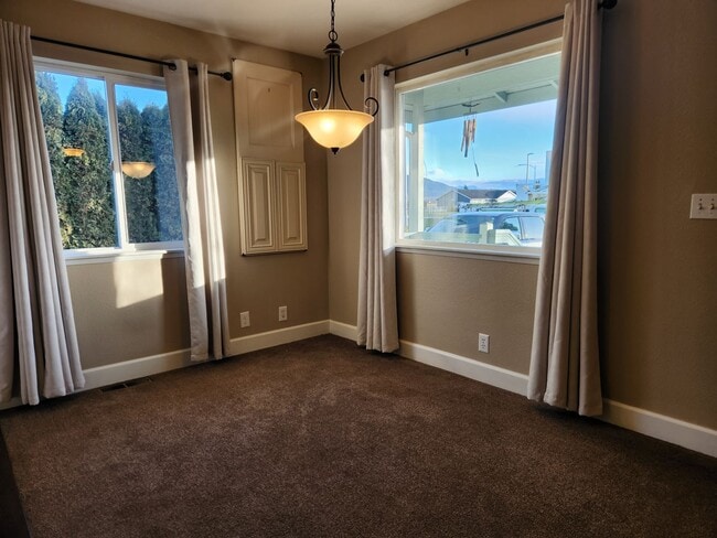 Building Photo - 313 E Main St