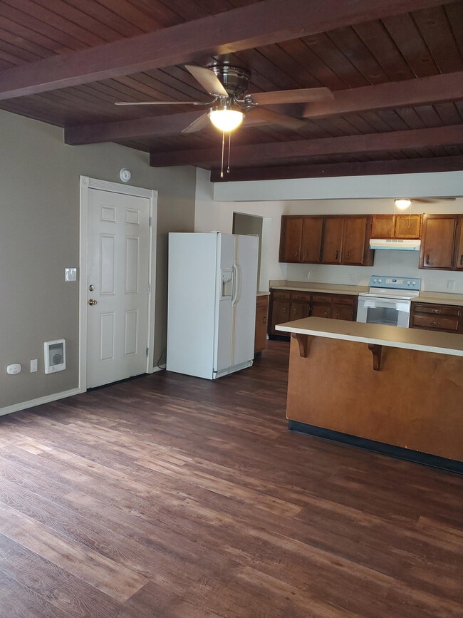 Building Photo - 3213 Center St NE