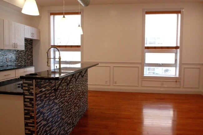 Building Photo - 140 S 11th St