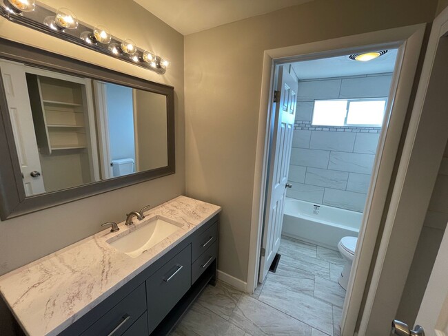Building Photo - 4 Bed/1.5 Home Bath in Ogden