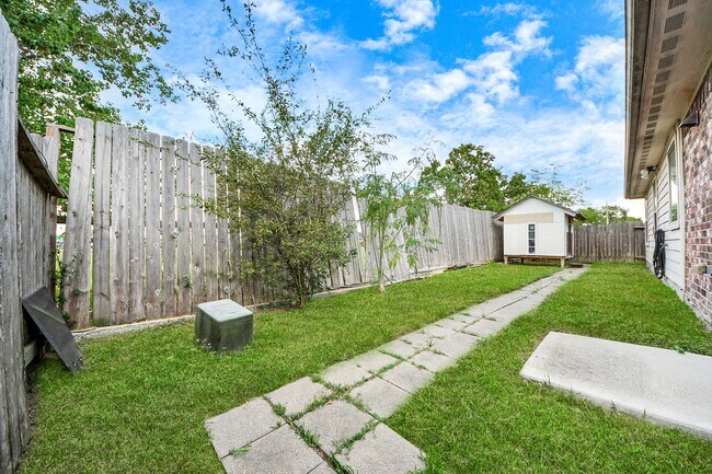 Building Photo - 13918 Goodridge Dr