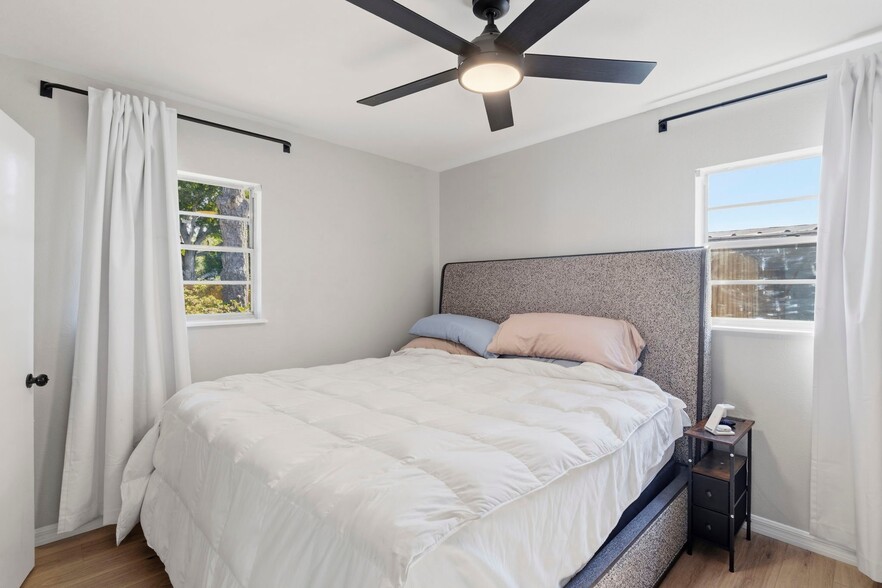 Building Photo - 4206 W Iowa Ave