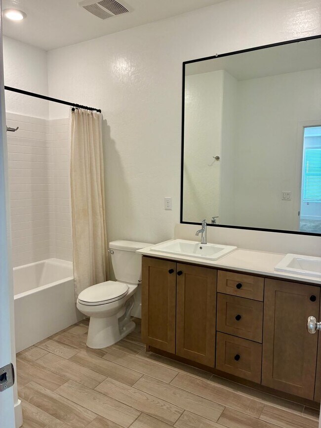 Building Photo - 2846 E Tamarind Dr