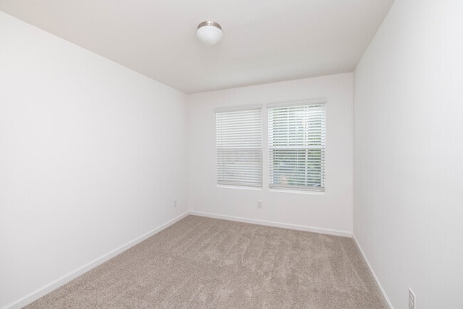 Building Photo - 3 br townhome Walking Distance to Downtown...