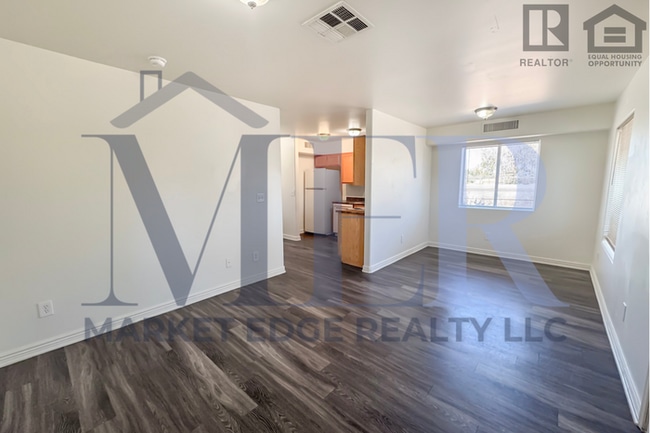 Building Photo - 3Bed/2.5Bath Townhouse at 24th St/Thomas! Move-In ready on 05/07/2026! -- NO HOA!