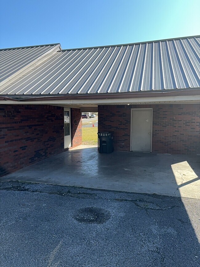 Building Photo - 1101 E 2nd St