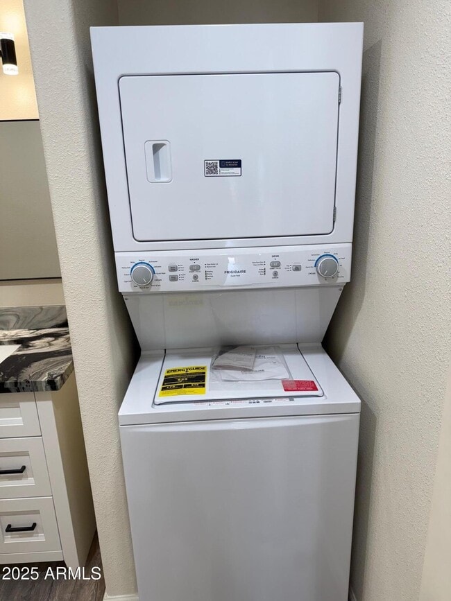 Building Photo - 217 W Estate Ln