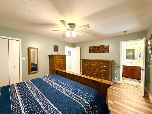 Building Photo - 320 Cottonwood Ct