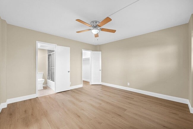 Building Photo - 1161 Hillsboro Mile Unit 207