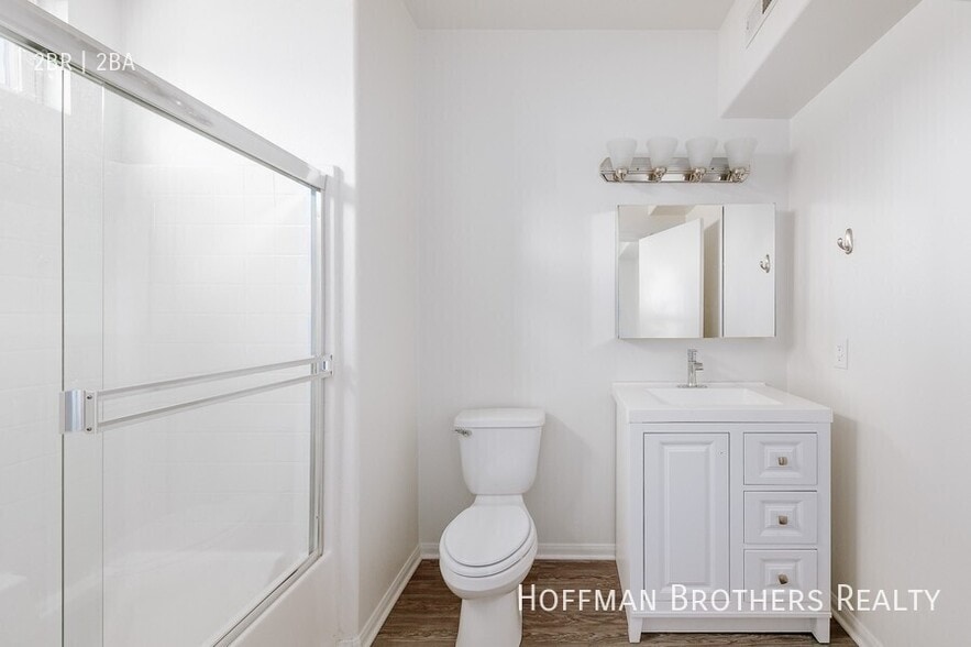 Building Photo - 251 Robinson St