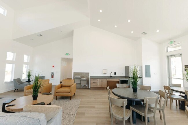 Building Photo - 1340 N Sage Dr