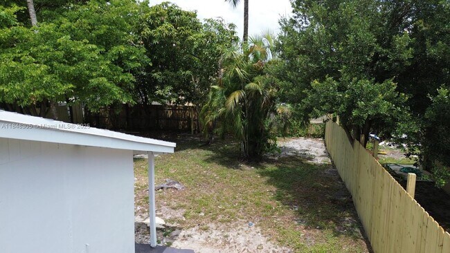 Building Photo - 1657 SW 44th Ave