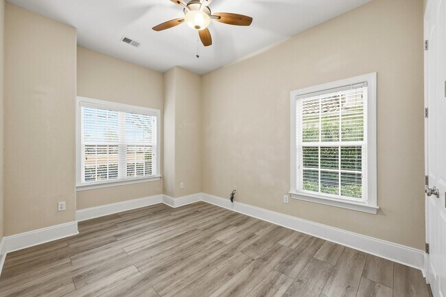 Building Photo - 109 Lac Courte