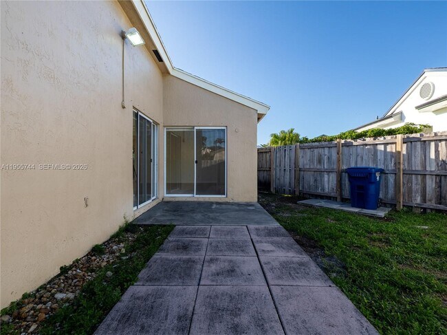 Building Photo - 200 W Riverbend Dr